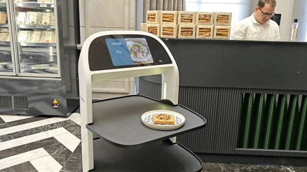 Kayserinin lezzetlerini sofralara robot taşıyor