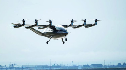 Uçan arabalar havada çarpıştı