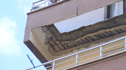 Güngörende balkonu çöken bina tahliye edildi
