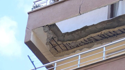 Güngörende balkonu çöken bina tahliye edildi