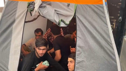 TIR’ın dorsesindeki kamp çadırlarından 17 kaçak göçmen çıktı