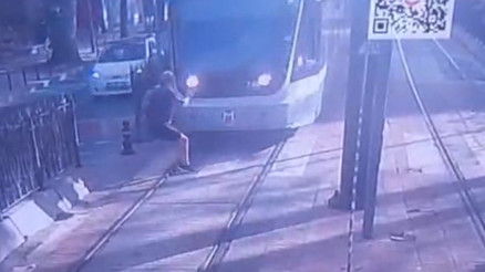 İstanbuldaki korkunç olay kamerada Koşarak karşıya geçiyordu: Dalgınlıkla tramvayın önüne atladı