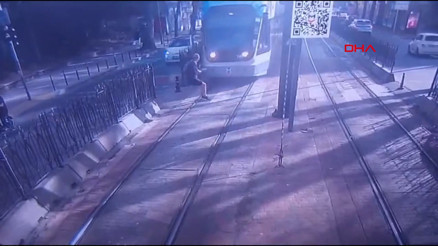 Beyoğlunda tramvayın yayaya çarptığı anlar kamerada