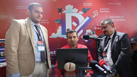 Selçuk Bayraktardan Demirören Medya standına ziyaret