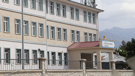 Bıçakla sınıfa girip, 2 öğretmeni yaraladı