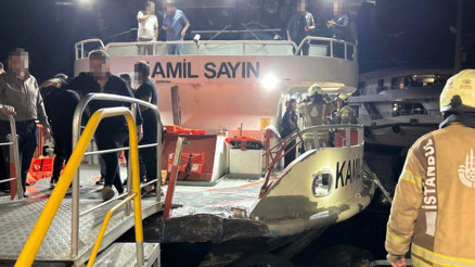 Boğazda panik anları... Beşiktaş - Üsküdar motoru, kuru yük gemisi ile çarpıştı