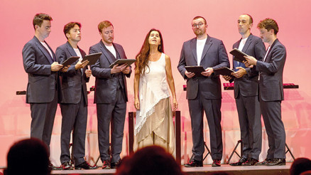 Sahnede sürpriz yaptı