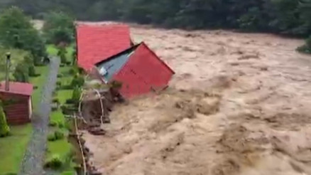 Rizede bungalovun sel sularına kapılma anı kamerada