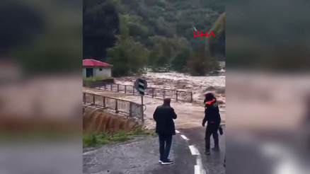 Artvin sağanak etkili oldu; dere taştı, köprü yıkıldı