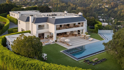 Yeni sahibine bir yeryüzü cenneti vaad ediyor... Bedava verseler yine de kimse istemiyor... Uğursuz ev ünlü çiftin kabusu oldu