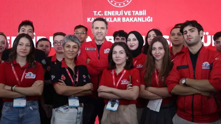 Bakan Bayraktar gençlerle buluştu: Geleceğin enerjisi gençlerin elinde