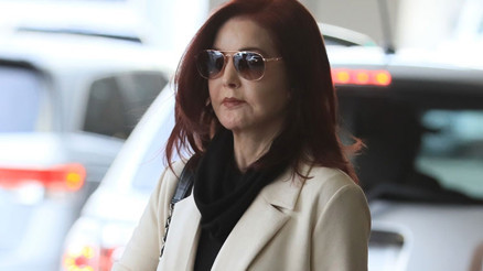 Güzel kızını genç yaşta toprağa vermişti... Doktora kızımı bağladıkları makineyi kapatmasını söyledim... Sesim fısıltı gibiydi... Gerisi kapkaranlık... Güzel kızını genç yaşta toprağa vermişti... Doktora kızımı bağladıkları makineyi kapatmasını söyledim... Sesim fısıltı gibiydi... Gerisi kapkaranlık...