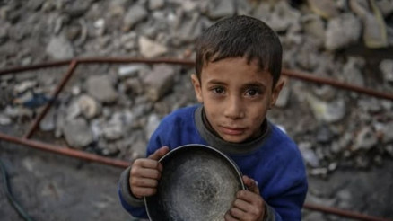 Gazzede bir çocuk daha açlıktan öldü