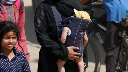 Annesinin kucağındaki 7 aylık bebek İsrail kurşunlarının hedefi oldu