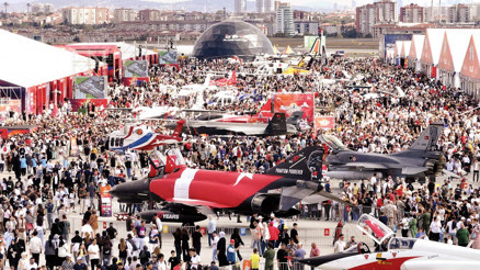 TEKNOFEST’e miniklerden büyük ilgi... Kedisini oyuncağını alan geldi