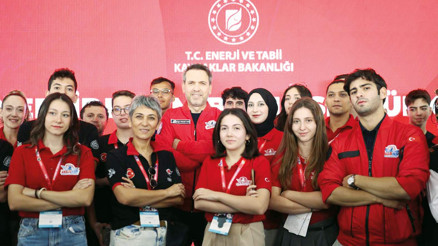 Bakan Bayraktar gençlikle buluştu