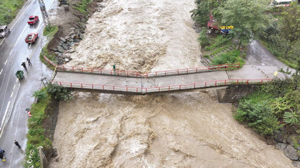 Kuzeyde sel, güneyde yangın… Bungalovlar suya kapıldı Kuzeyde sel, güneyde yangın… Bungalovlar suya kapıldı