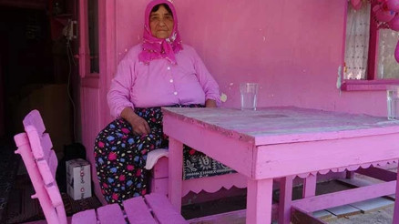 Pembe renk tutkusuyla tanınmıştı... Barbie Teyze pembe evine mahkum kaldı