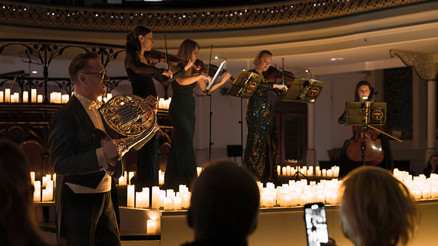 Londra’da sanatseverler Westminster Chapel’de mumlar arasında klasik müziğin büyüsüyle buluştu