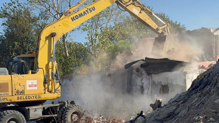 Sosyal medyanın konuştuğu belalı mahallede dönüşüm başladı Ekskavatörlerle girildi... Emniyet müdürü net konuştu: Hepsini yıkacağız Sosyal medyanın konuştuğu belalı mahallede dönüşüm başladı Ekskavatörlerle girildi... Emniyet müdürü net konuştu: Hepsini yıkacağız