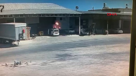 Toptancı halindeki iş yerinde patlama güvenlik kamerasında