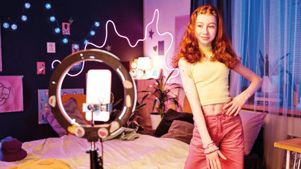 Çocukları bekleyen görünmez tehlike: Parasosyal ilişkiler Çocukları bekleyen görünmez tehlike: Parasosyal ilişkiler