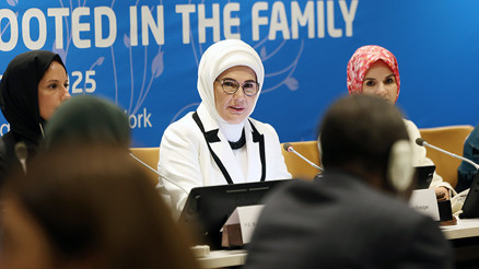 Emine Erdoğan BM Genel Merkezindeki etkinlikte konuştu: Ailenin yapısı, insanlığı bekleyen yarınların habercisidir Emine Erdoğan BM Genel Merkezindeki etkinlikte konuştu: Ailenin yapısı, insanlığı bekleyen yarınların habercisidir