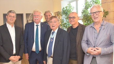 Türk basınının duayeni Orhan Tinegin’in 90. yaş günü kutlandı