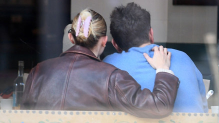 Ortada ne nişan var ne düğün… Ünlü çift yine de çok mutlu… ‘Evliliğe gerek yok, bizim geleceğimiz birlikte yazıldı’