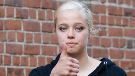 Kimlerin kızı olduğu bakışlarından bile belli Artık adı da başka soyadı da