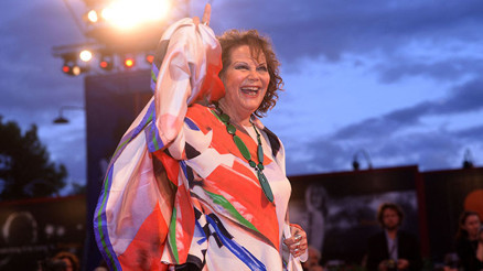 Oğlunu kardeşim diyerek büyüttü, Papanın karşısına mini etekle çıktı... Tüm kuralları yıkan isimdi... Sinemanın efsane yüzü hayata veda etti