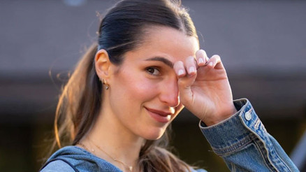 Seviyor, seviliyor, geleceği de parlak... Herkesin bulamayacağı bir eş nasip oldu... Ama onun yüzünden istediği ayakkabıyı bile giyemiyor