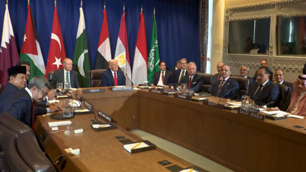 Politico: Trump, Müslüman liderlere, İsrailin Batı Şeriayı ilhak etmesine müsaade etmeyeceği sözünü verdi Politico: Trump, Müslüman liderlere, İsrailin Batı Şeriayı ilhak etmesine müsaade etmeyeceği sözünü verdi