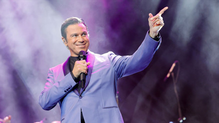 Harbiyede 5 bin kişiye 5 dilde şarkı söyledi