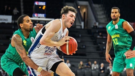 Anadolu Efes evinde galibiyetle başladı