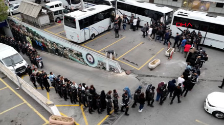 Usulsüz yöntemlerle yabancılara vatandaşlık kazandıramaya çalışan 113 şüpheli yakalandı Usulsüz yöntemlerle yabancılara vatandaşlık kazandıramaya çalışan 113 şüpheli yakalandı