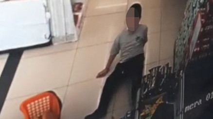 Markette vicdanları sızlatan olay: Otizmli çocuğa vurup yere düşürdü