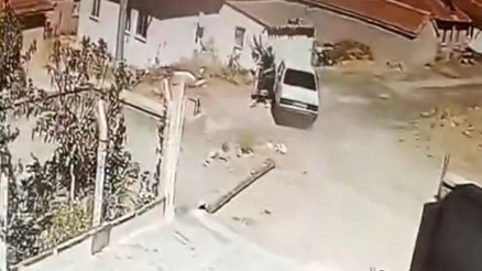 Seyir halindeyken aracın içinde gördü, korkuyla aşağı atladı