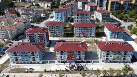 Sevinç gözyaşı döktüler... TOKİ konutları hak sahiplerine teslim edildi