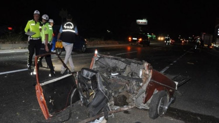 Manisa’da can pazarı... Feci kazada otomobil ikiye ayrıldı, çok sayıda ölü ve yaralı var