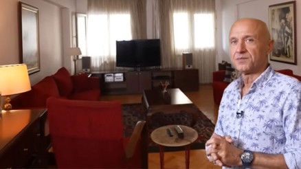 25 yıldır aynı apartmanda oturuyor... Bu evde zaman durmuş gibi