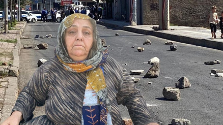 Caddeyi taş döküp kapattılar... Onlarca yıllık davada belediye ile karşı karşıya geldiler