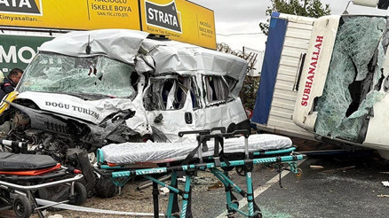 Feci kazada 3 kişi hayatını kaybetti, 9 kişi yaralandı