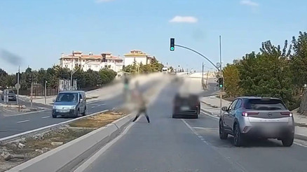 Görüntüler sonrası ekipler harekete geçti... Tartıştığı sürücüye taşla saldıran maganda yakalandı Görüntüler sonrası ekipler harekete geçti... Tartıştığı sürücüye taşla saldıran maganda yakalandı