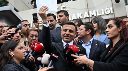 Yeniden il başkanı seçilen CHPli Özgür Çelik mazbatasını aldı