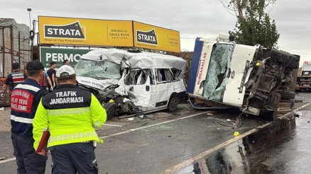 İşçi servisiyle kamyon çarpıştı: 3 ölü, 7 yaralı