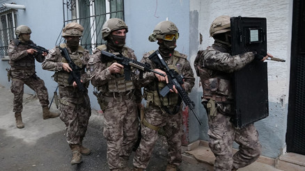 İstanbulda terör operasyonu 14 adrese baskın: 12 gözaltı