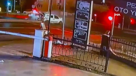 Büyükçekmece’de zanlıları kovalayan polis aracı kaza yaptı Büyükçekmece’de zanlıları kovalayan polis aracı kaza yaptı