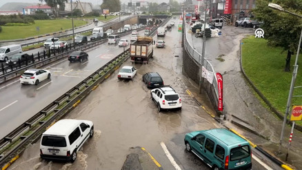 Trabzonda sağanak hayatı olumsuz etkiledi