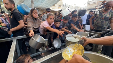 İsrailin açlığa mahkum ettiği Gazzede Filistinlilere yemek dağıtıldı